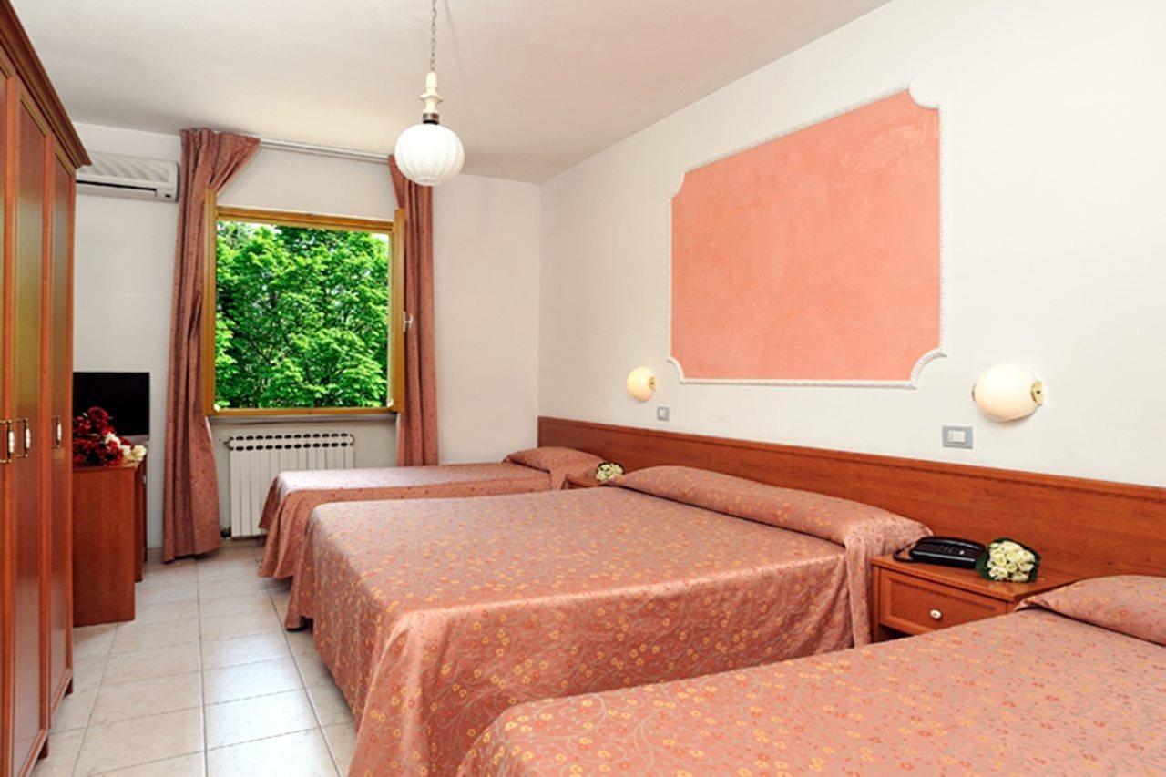 אורבינו Hotel La Meridiana מראה חיצוני תמונה