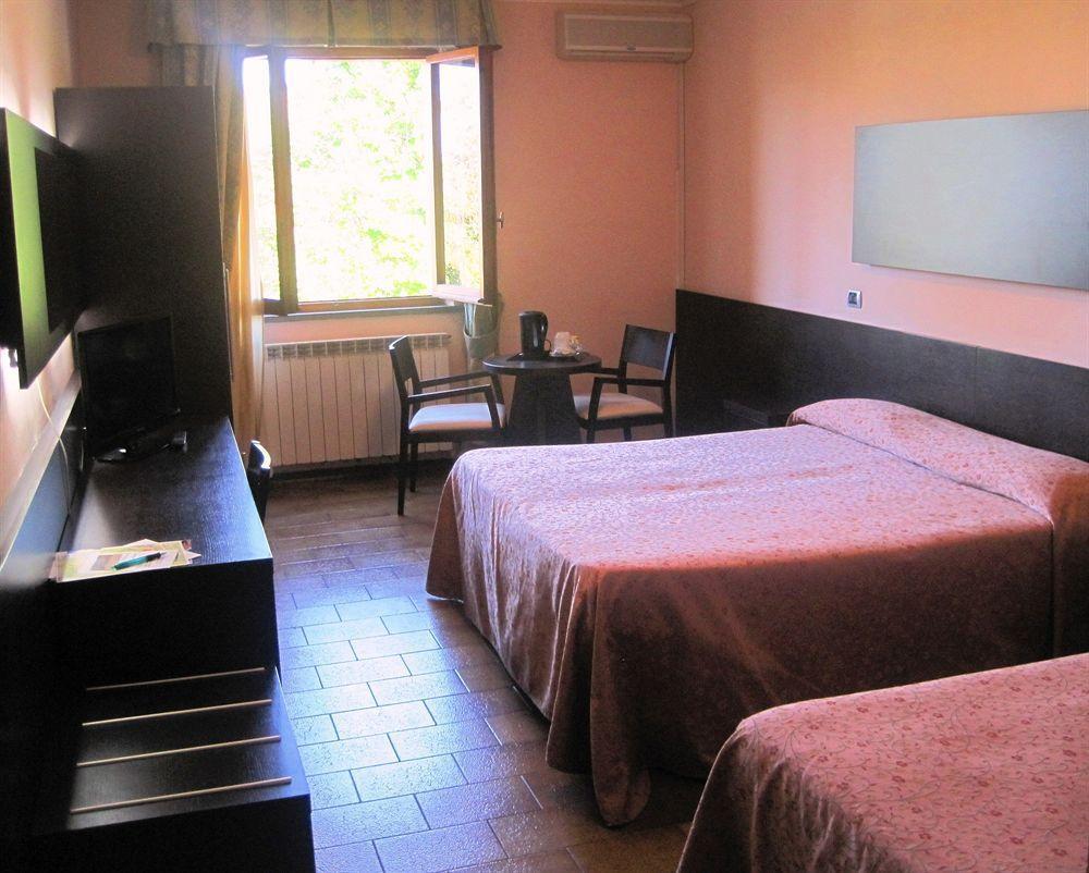 אורבינו Hotel La Meridiana מראה חיצוני תמונה