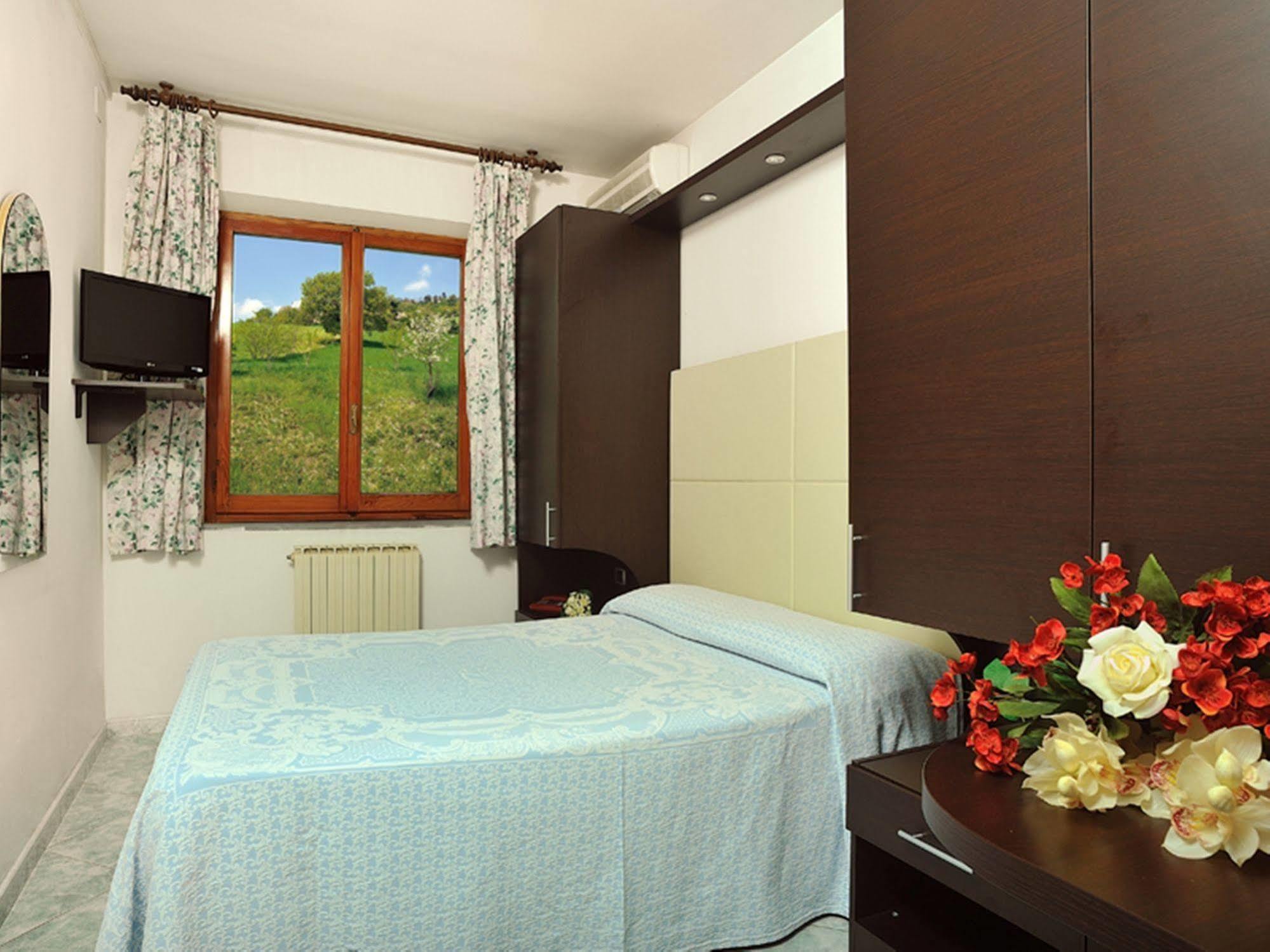 אורבינו Hotel La Meridiana מראה חיצוני תמונה