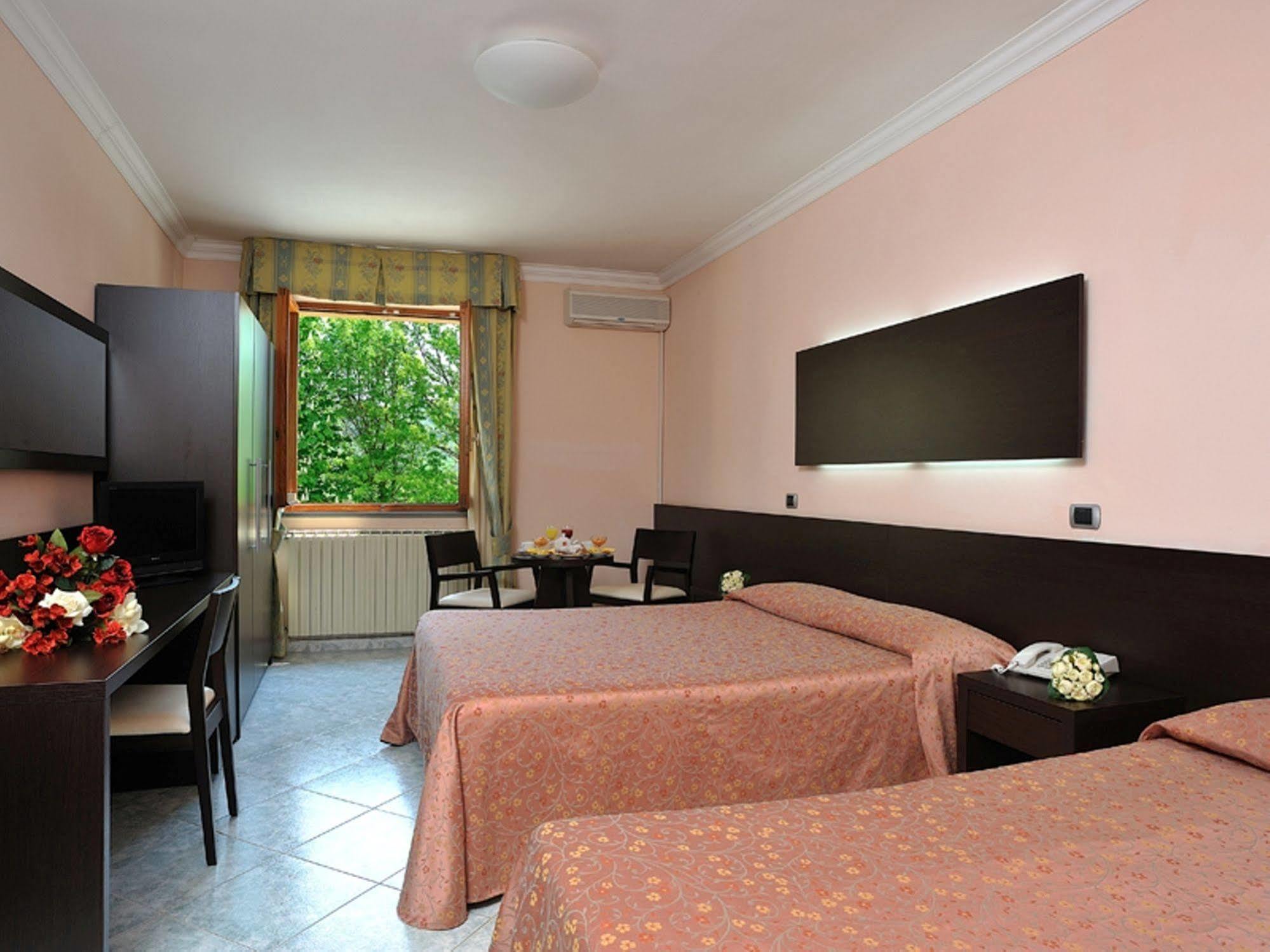אורבינו Hotel La Meridiana מראה חיצוני תמונה