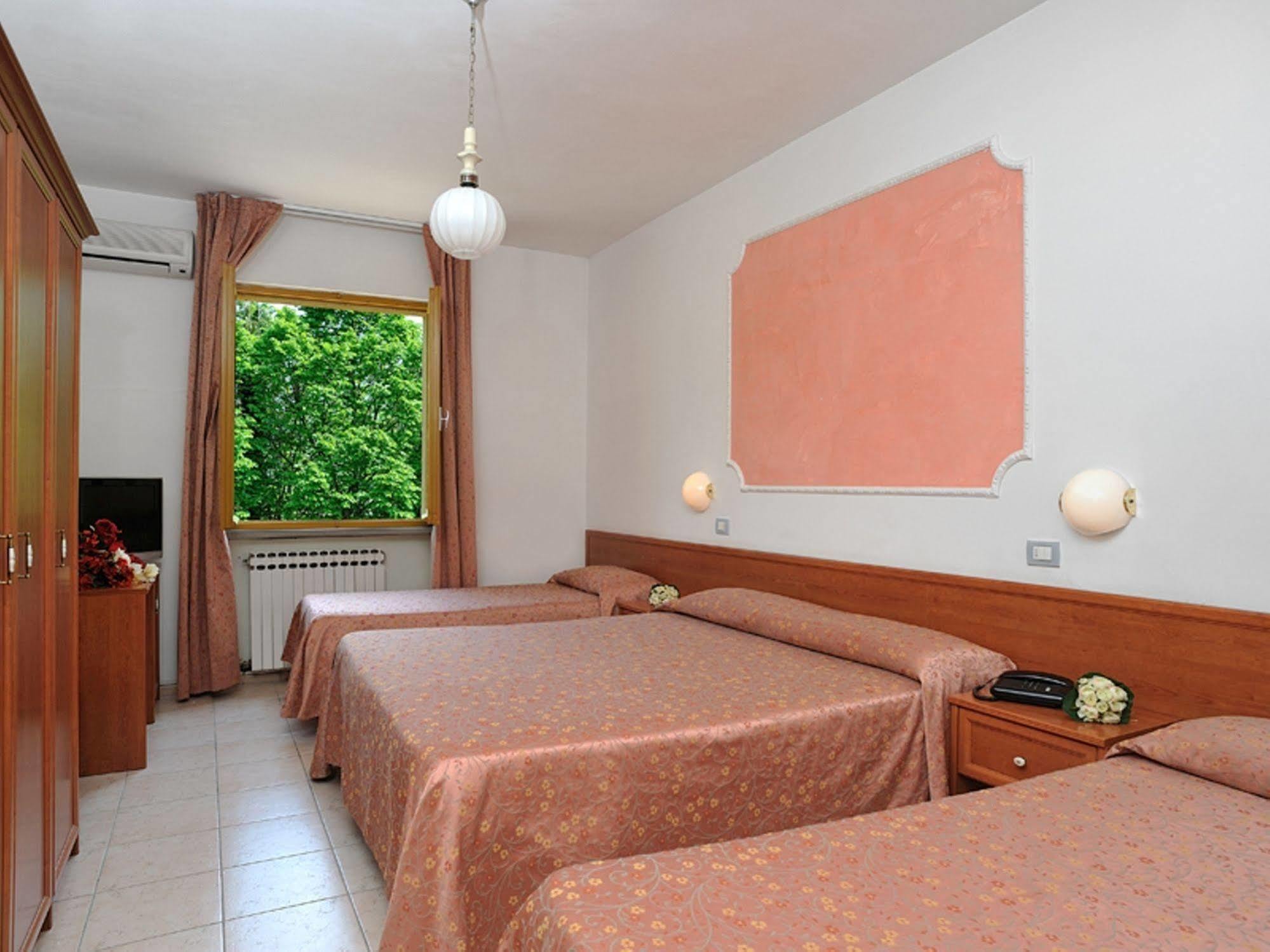 אורבינו Hotel La Meridiana מראה חיצוני תמונה