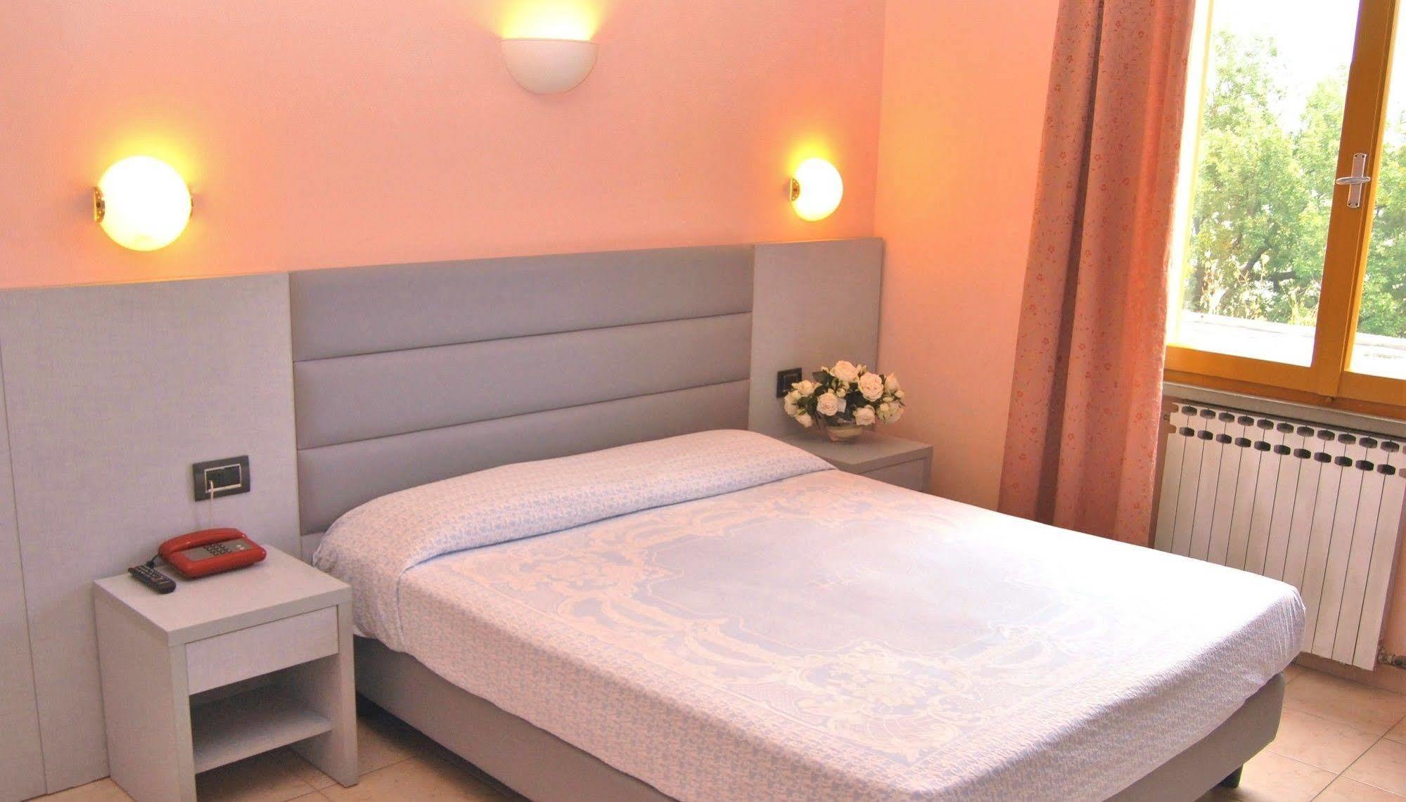 אורבינו Hotel La Meridiana מראה חיצוני תמונה