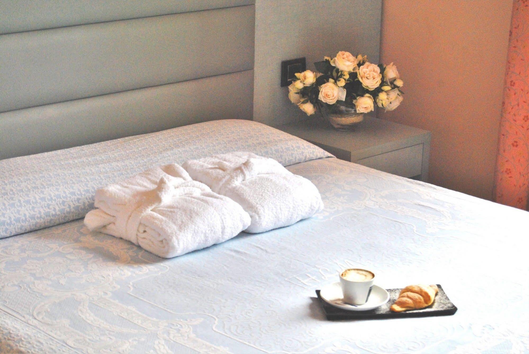 אורבינו Hotel La Meridiana מראה חיצוני תמונה