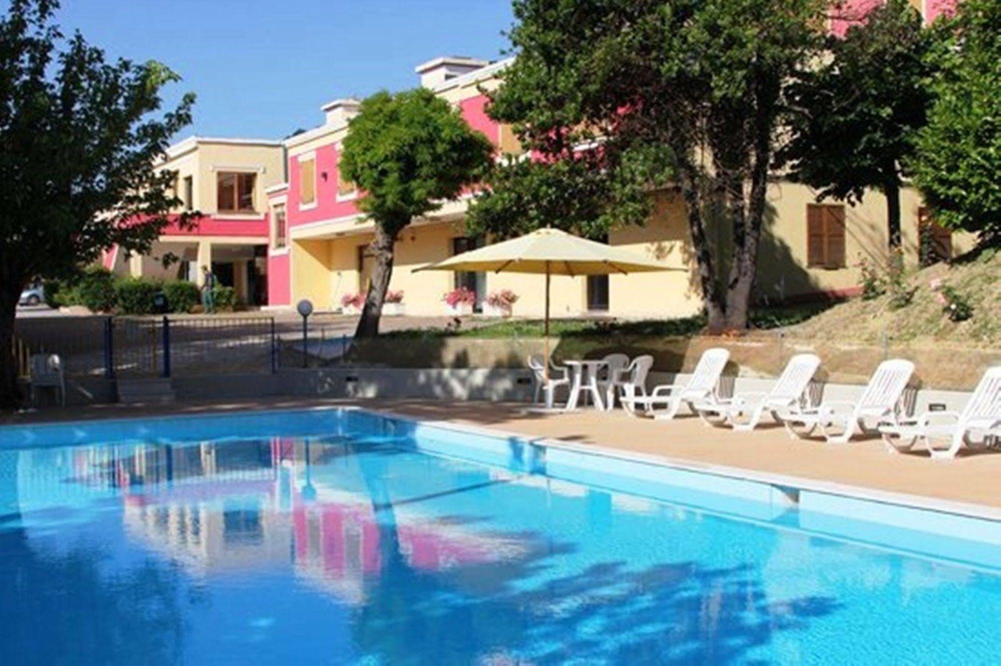 אורבינו Hotel La Meridiana מראה חיצוני תמונה